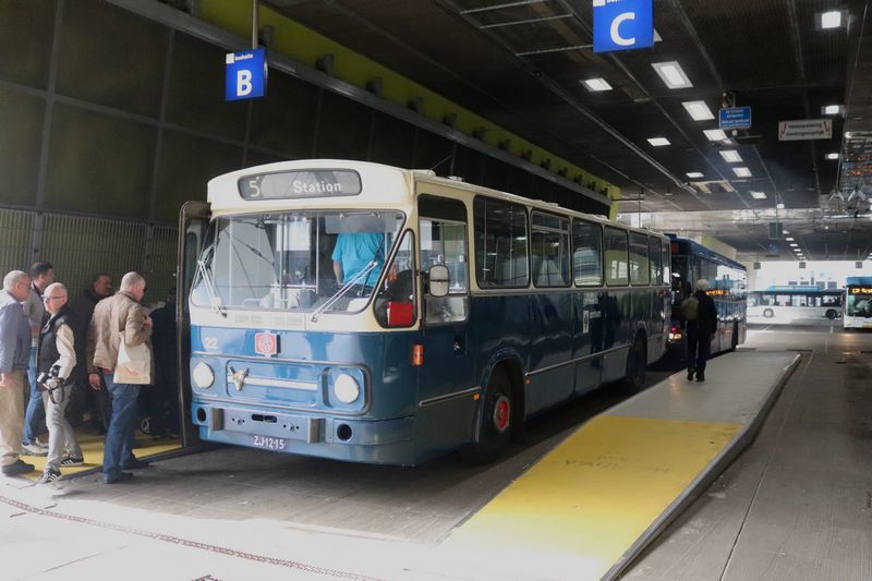 Rondrit met museumbussen door Arnhem